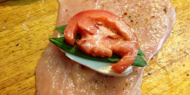 куриные рулетики с моцареллой и томатами