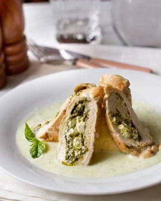 Куриные рулетики с полентой и сливочным базиликовым соусом