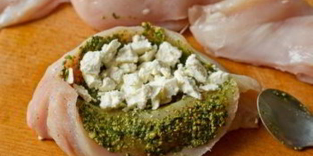 куриные рулетики с полентой и сливочным базиликовым соусом