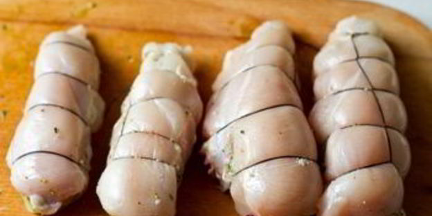 куриные рулетики с полентой и сливочным базиликовым соусом