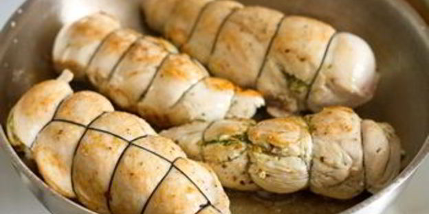 куриные рулетики с полентой и сливочным базиликовым соусом