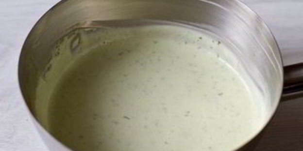 куриные рулетики с полентой и сливочным базиликовым соусом