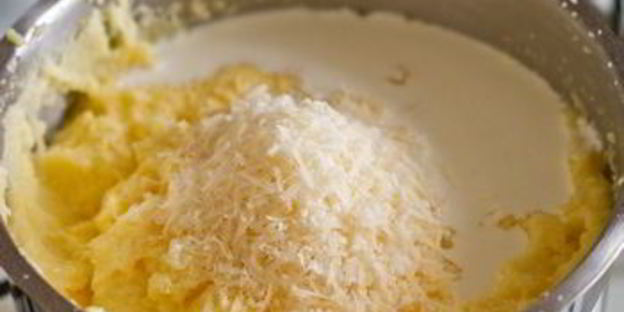 куриные рулетики с полентой и сливочным базиликовым соусом