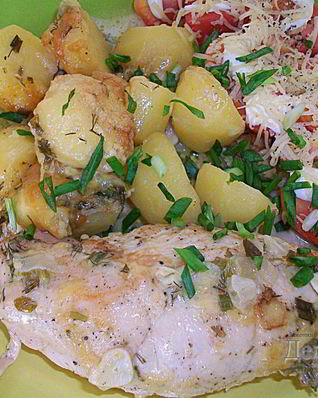 Куриные рулетики с сырной начинкой запеченные с картошкой под сливочным соусом