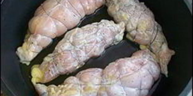 куриные рулетики с сырной начинкой запеченные с картошкой под сливочным соусом