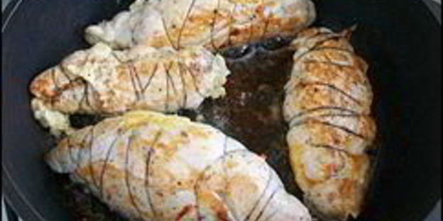 куриные рулетики с сырной начинкой запеченные с картошкой под сливочным соусом