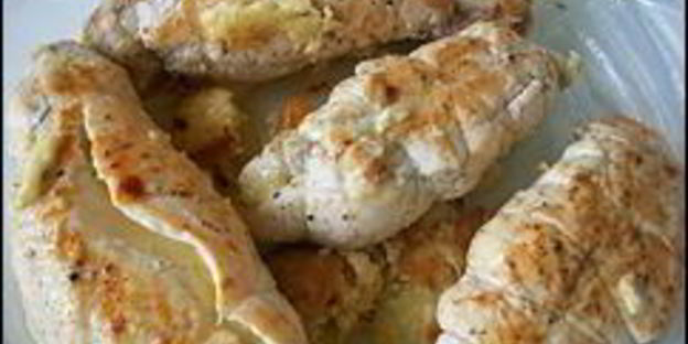 куриные рулетики с сырной начинкой запеченные с картошкой под сливочным соусом