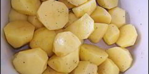 куриные рулетики с сырной начинкой запеченные с картошкой под сливочным соусом