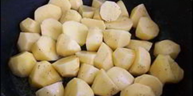 куриные рулетики с сырной начинкой запеченные с картошкой под сливочным соусом