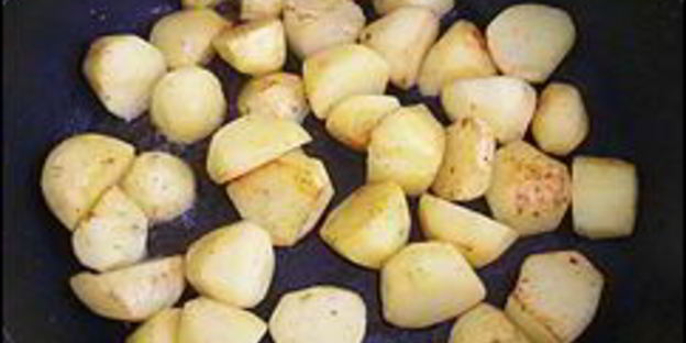 куриные рулетики с сырной начинкой запеченные с картошкой под сливочным соусом