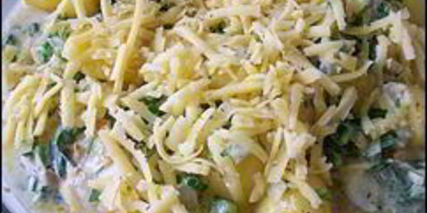 куриные рулетики с сырной начинкой запеченные с картошкой под сливочным соусом