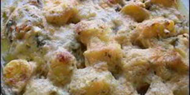 куриные рулетики с сырной начинкой запеченные с картошкой под сливочным соусом