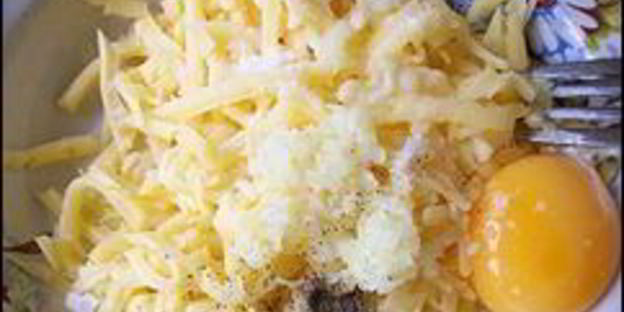 куриные рулетики с сырной начинкой запеченные с картошкой под сливочным соусом