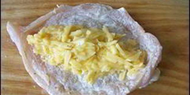 куриные рулетики с сырной начинкой запеченные с картошкой под сливочным соусом