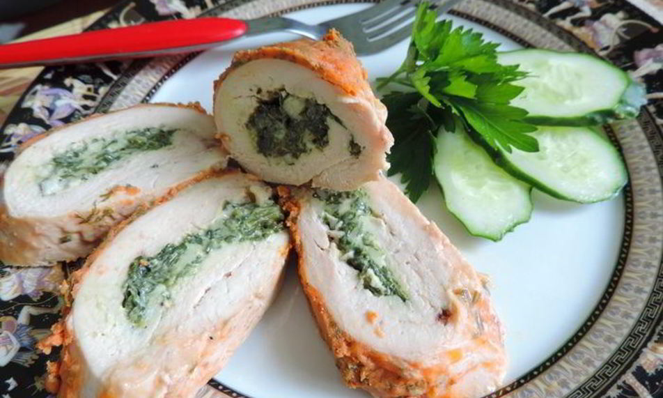 Рецепт куриных рулетиков со шпинатом под сметанно-томатным соусом