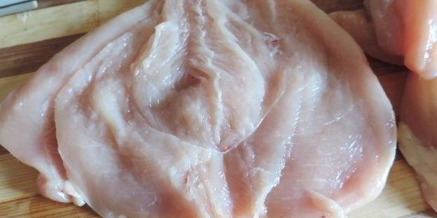 куриные рулетики со шпинатом под сметанно-томатным соусом