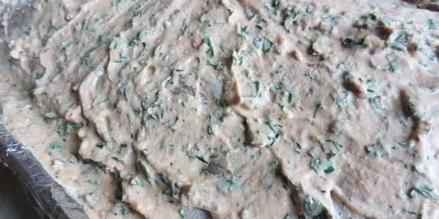 куриные рулетики со шпинатом под сметанно-томатным соусом