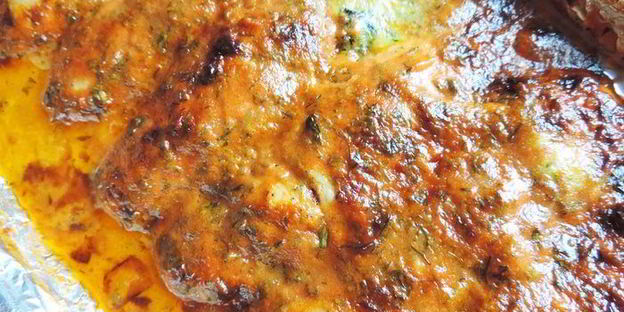 куриные рулетики со шпинатом под сметанно-томатным соусом