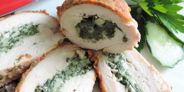 куриные рулетики со шпинатом под сметанно-томатным соусом