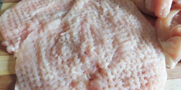 куриные рулетики со шпинатом под сметанно-томатным соусом