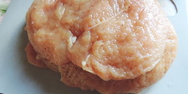 куриные рулетики со шпинатом под сметанно-томатным соусом