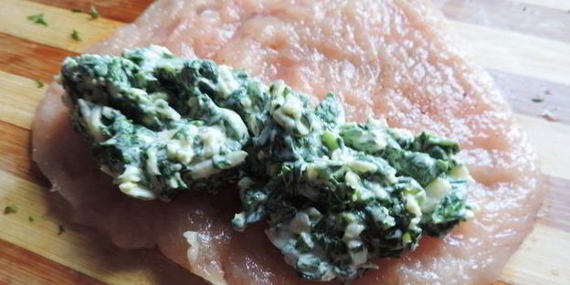 куриные рулетики со шпинатом под сметанно-томатным соусом