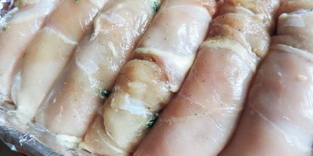 куриные рулетики со шпинатом под сметанно-томатным соусом