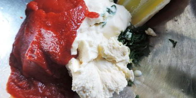 куриные рулетики со шпинатом под сметанно-томатным соусом