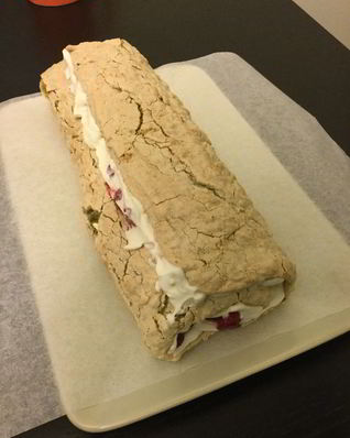 Меренговый фисташковый рулет с маскарпоне и малиной