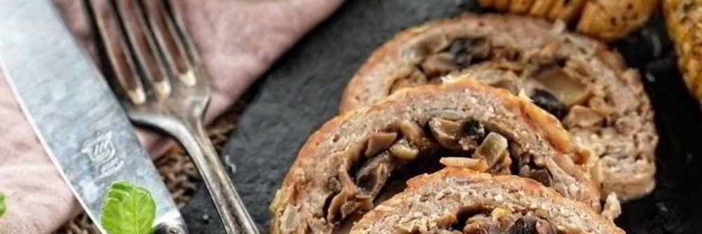 Мясной рулет с грибами и луком