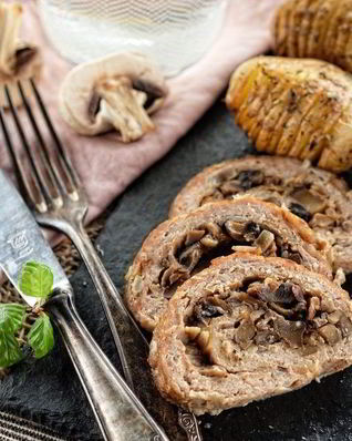 Мясной рулет с грибами и луком