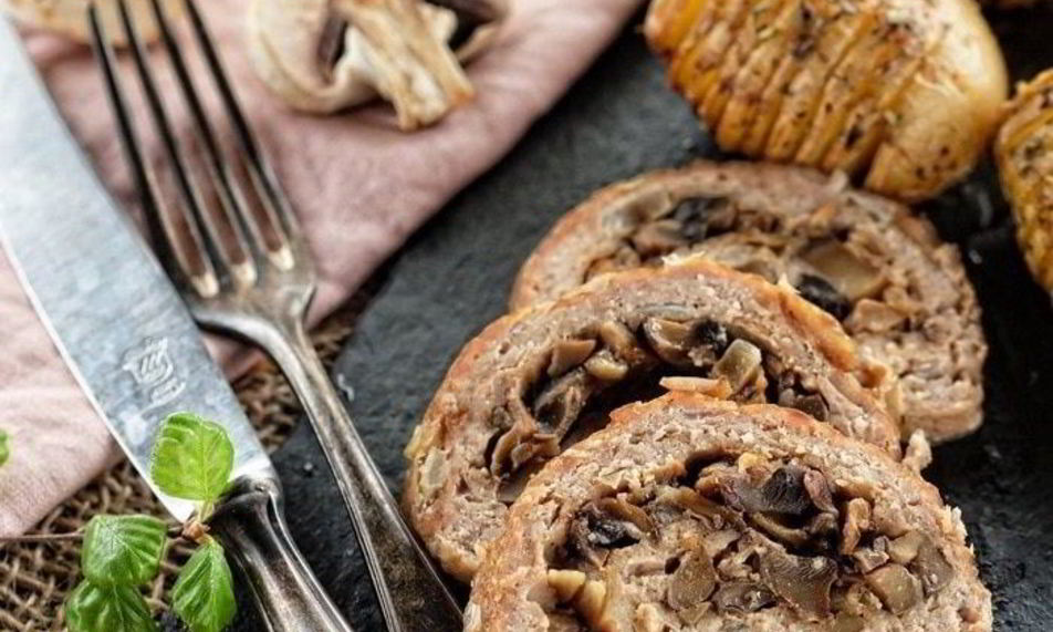 Рецепт мясного рулета с грибами и луком