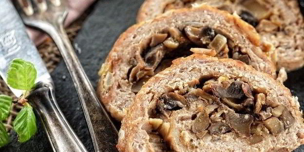 мясной рулет с грибами и луком