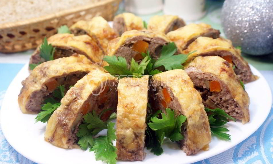 Рецепт мясного рулета с грибами и сыром