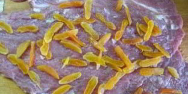 мясной рулет с курагой