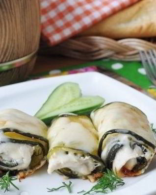 Нежные рулетики из кабачков с куриным филе