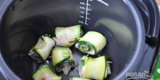 нежные рулетики из кабачков с куриным филе