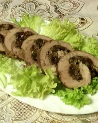 Рулет из бедра индейки с изюмом и орехами