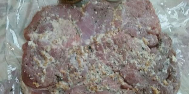 рулет из бедра индейки с изюмом и орехами