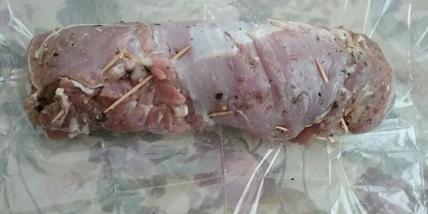 рулет из бедра индейки с изюмом и орехами