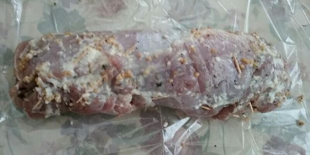 рулет из бедра индейки с изюмом и орехами