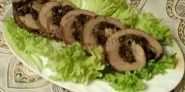 рулет из бедра индейки с изюмом и орехами