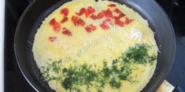 рулет из омлета с сыром