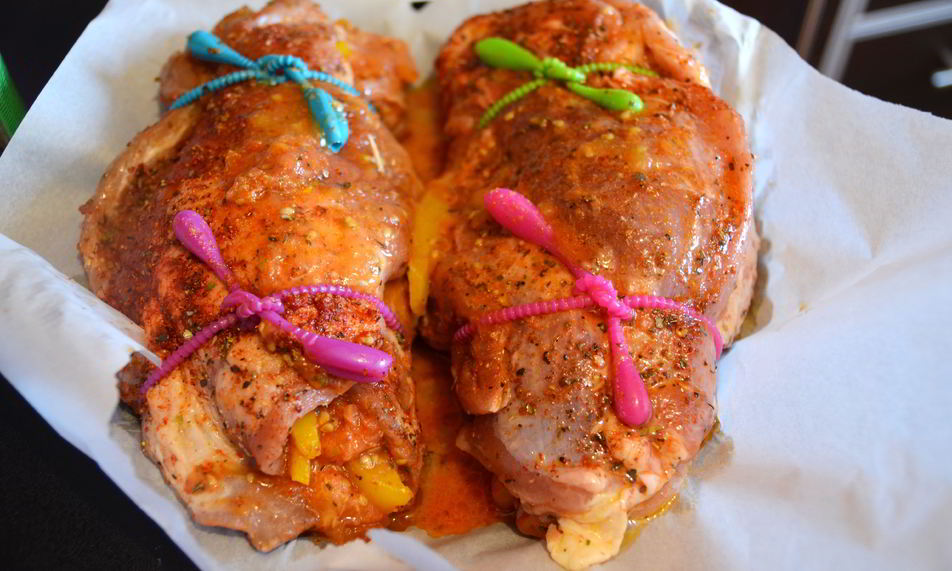 Рецепт рулета из свинины, запеченный с томатами и сладким перцем