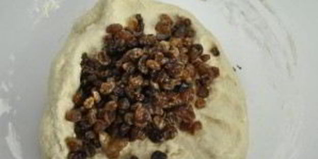 рулет с изюмом из дрожжевого теста