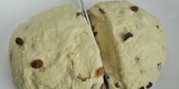 рулет с изюмом из дрожжевого теста