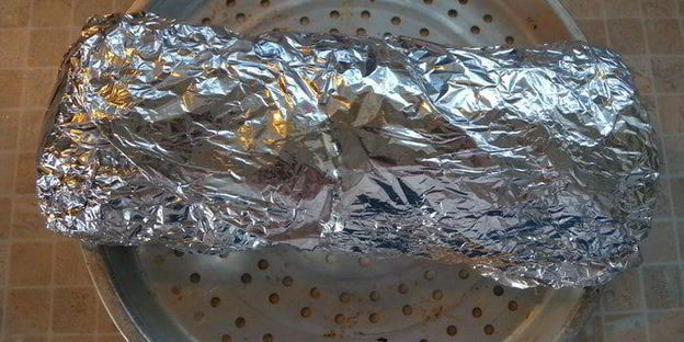 рулет в щавнате из куриного филе с рисом