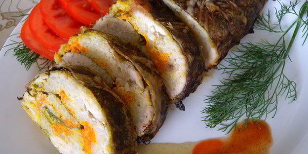рулет в щавнате из куриного филе с рисом