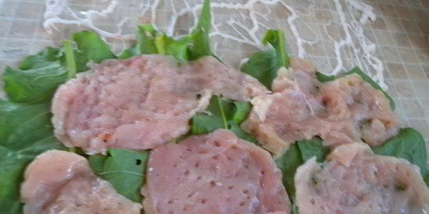рулет в щавнате из куриного филе с рисом