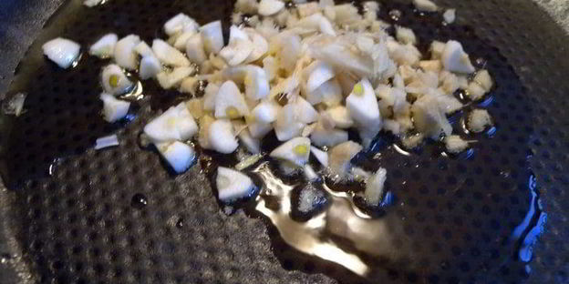 рулет в щавнате из куриного филе с рисом